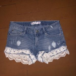 JEEN SHORTS WITH WHITE TRIM AT END